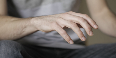 چرا دستم می لرزد؟