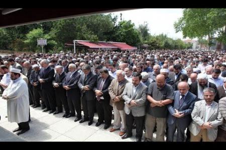 تصویری از اقامه نماز میت غیابی برای محمد مرسی در ترکیه 