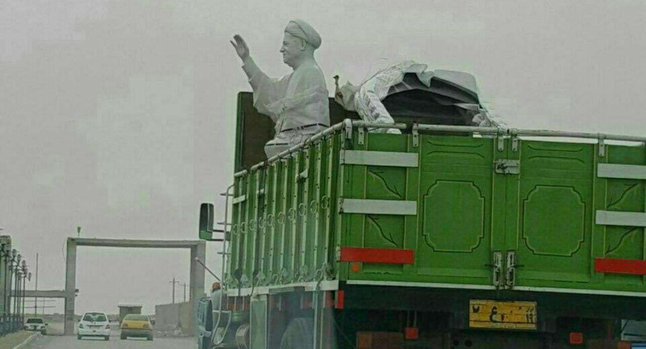 مجسمه هاشمی رفسنجانی در حال ورود به شهر! +عکس