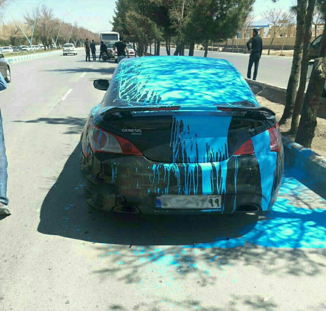 کارگران شهرداری سطل رنگ را روی ماشین کوپه ریختند! +عکس