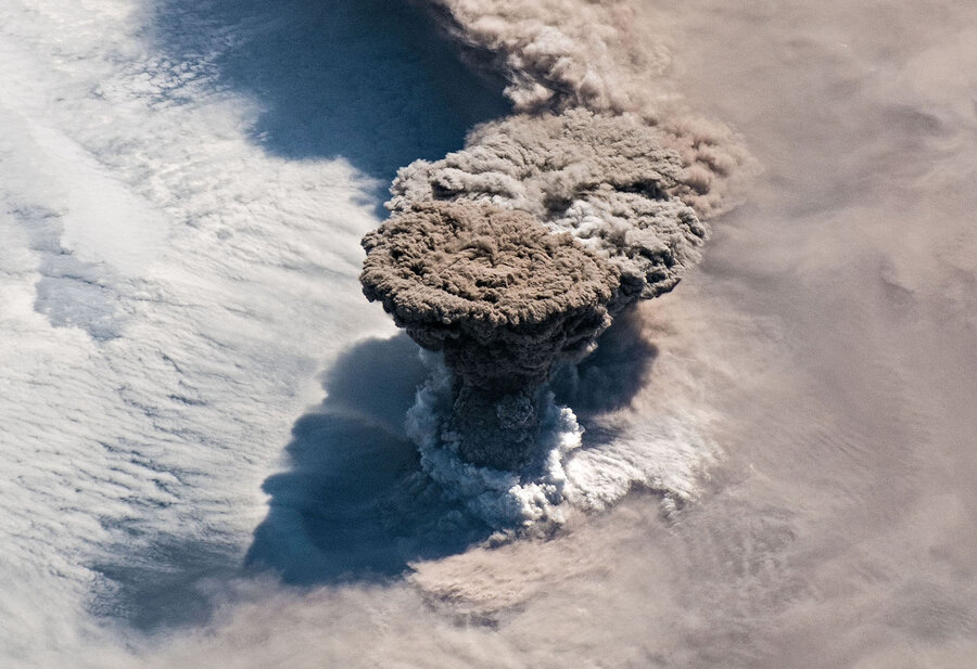 عکس روز/ آتشفشان رایکوکه از پنجره پایگاه فضایی بین‌المللی