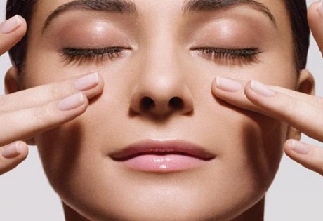  روش صحیح ماساژ دور چشم + تصاویر