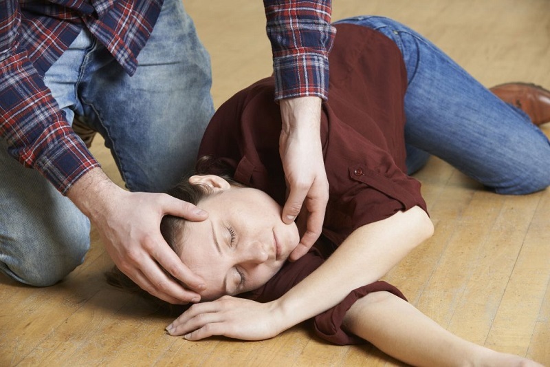 علت تشنج چیست و چگونه اتفاق می‌افتد؟