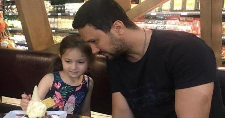 بازیگر معروف و دخترش در بستنی فروشی + عکس