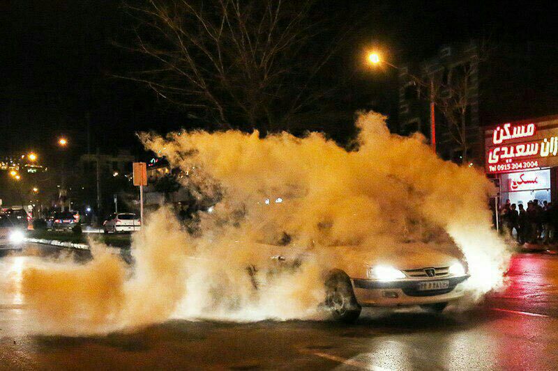 انفجار خودروی پرشیا حامل ترقه و مواد منفجره! +عکس