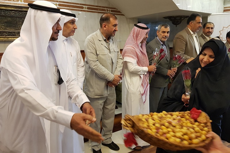 عربستان با گل و شیرینی از کاروان زایران ایرانی استقبال کرد 