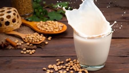 شیر بادام بهتر است یا شیر سویا؟