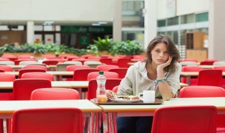  هشت دلیل برای این که تنها غذا بخوریم