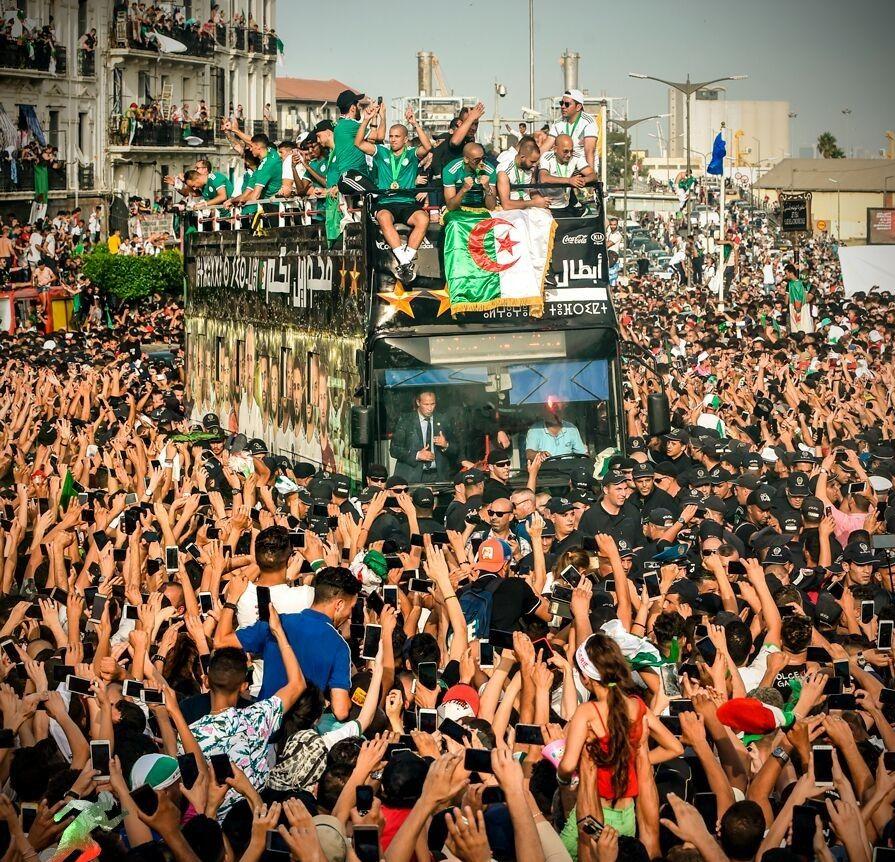 تصویری از استقبال پرشور مردم الجزایر از بازیکنان تیم فوتبال این کشور بعد از قهرمانی
