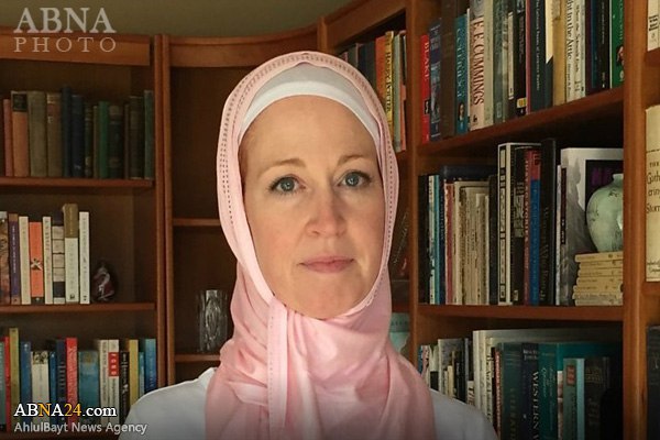 اعتراض معلم زن آمریکایی به ترامپ با پوشش حجاب! +عکس