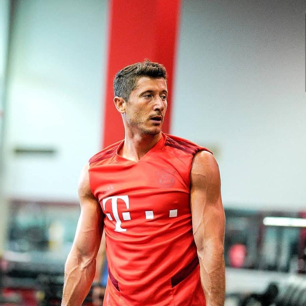  روبرت لواندوفسکی مهاجم تیم فوتبال بایرن مونیخ در حال بدنسازی 