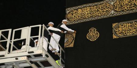 پرده کعبه به رسم هر ساله تعویض شد+ تصاویر