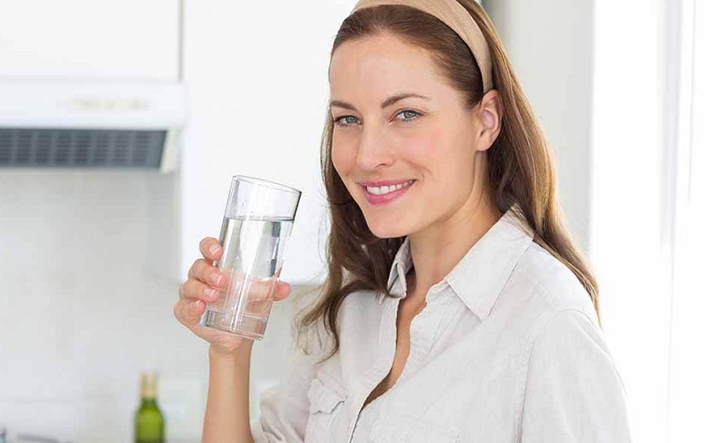 به این دلایلِ شگفت‌انگیز روزانه نوشیدن آب ولرم را فراموش نکنید 