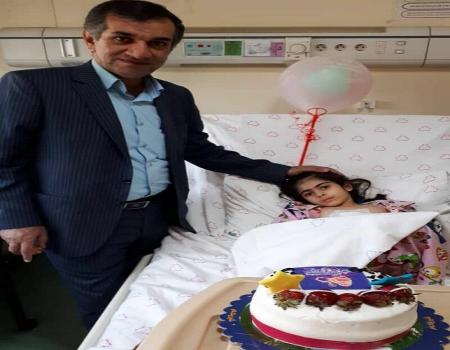 این پزشک برای بیمار خردسال خود جشن تولد گرفت
