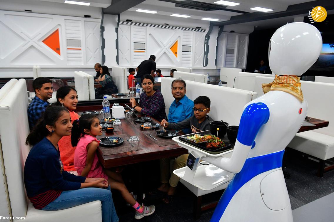ربات های پیشخدمت در رستوران هندی + عکس