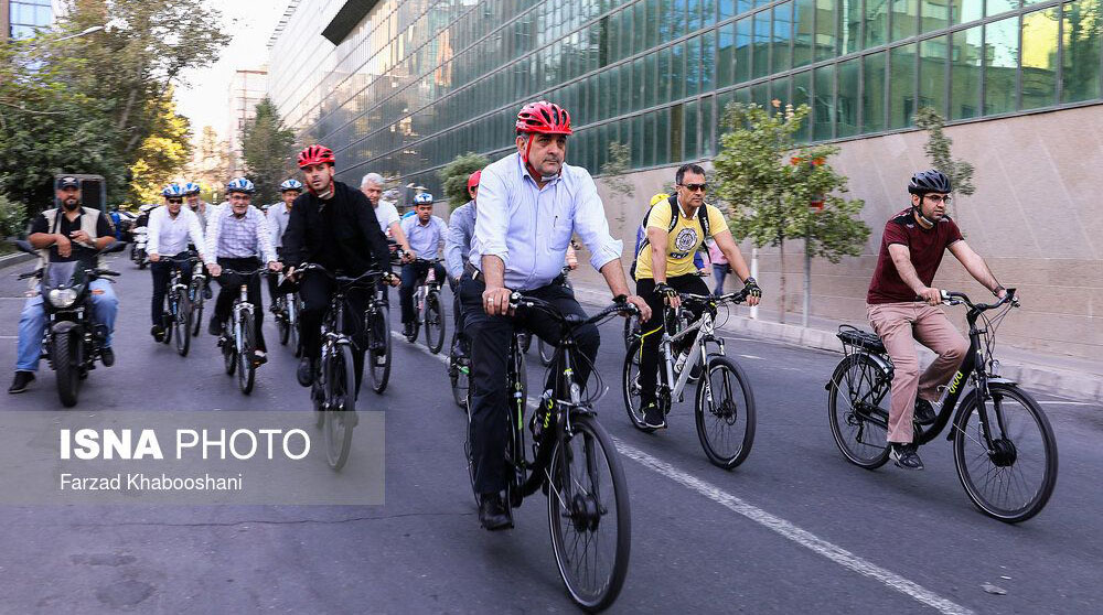 دوچرخه سواری حناچی در روز جنجالی شهرداری تهران! + عکس