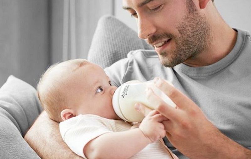از کجا بفهمیم نوزادمان به شیرخشک آلرژی دارد؟ 