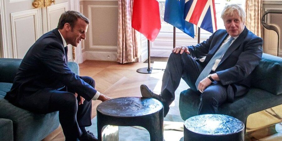 نخست وزیر انگلیس  پایش را روی میز مکرون گذاشت / انتقاد کاربران به رفتار غیرمتعارف جانسون+عکس