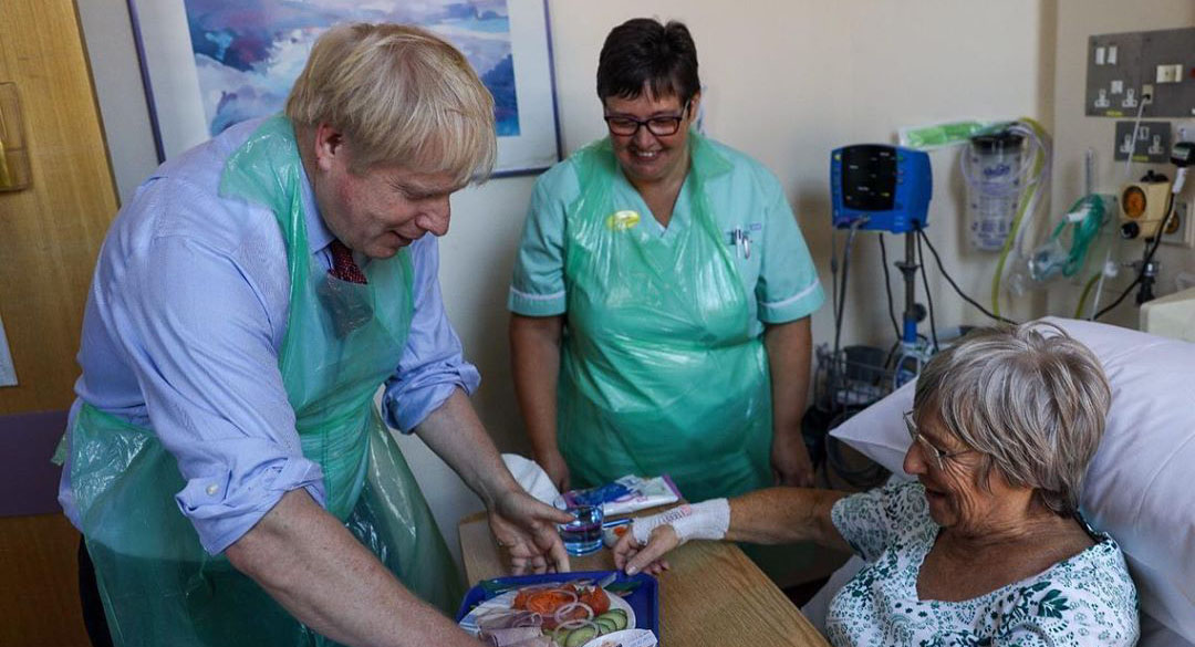 روش خاص نخست وزیر انگلستان برای عیادت از یک بیمار! + عکس