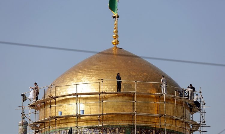تصاویری از شستشوی گنبد حرم مطهر امام رضا(ع)