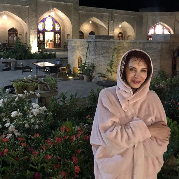 افسانه بایگان با لباسی شبیه به حوله در کاروانسرای تبریز/عکس 