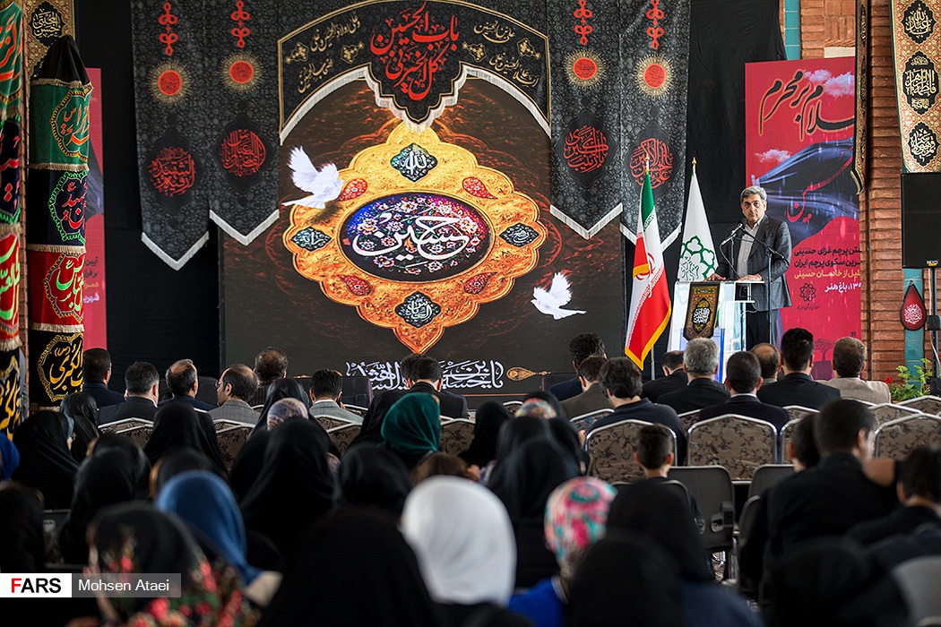 شال عزای شهردار تهران در مراسم اهتزاز بزر‌گترین پرچم یا حسین (ع) + عکس