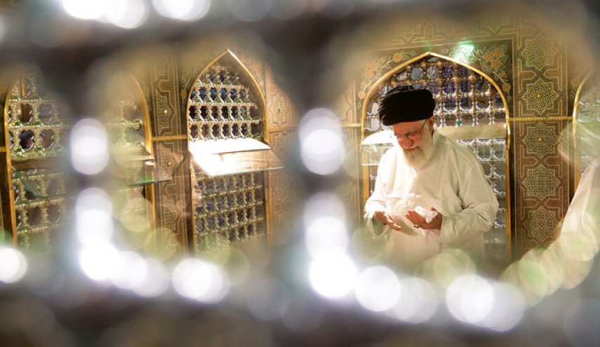 مضجع شریف حضرت امام رضا علیه‌السلام  با حضور رهبر انقلاب غبار روبی شد +عکس