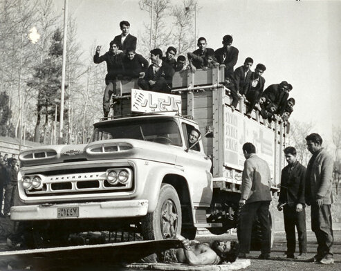تصویر عبور کامیون و اتوبوس از روی سینه، پهلوان خلیل عقاب