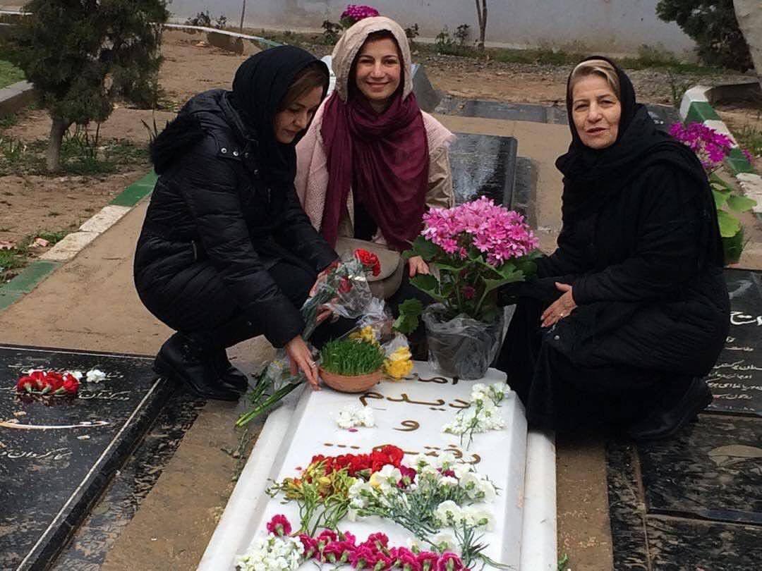 لیلی رشیدی به همراه مادرش و مریلا زارعی بر سر مزار زنده یاد داوود رشیدی +عکس