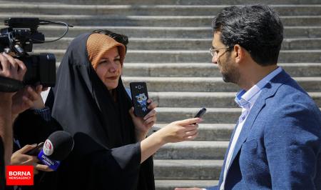 نگاه آقای وزیر به شکلک کارتونی گوشی خا‌نم خبرنگار! + عکس