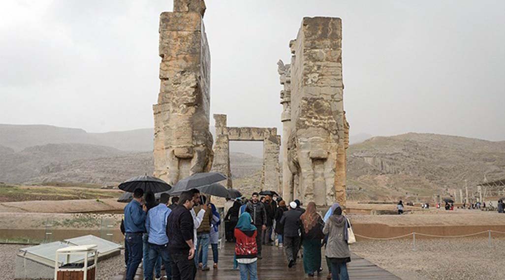 لحظه تحویل سال در کنار تخت جمشید + عکس
