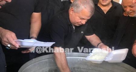 علی پروین پای دیگ نذری! + عکس