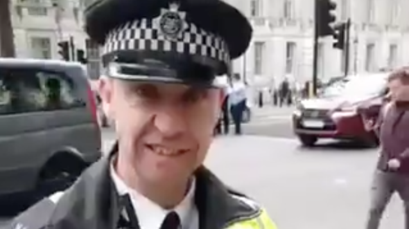 پلیس لندن هم نمک گیر نذری امام حسین (ع) شد! + فیلم