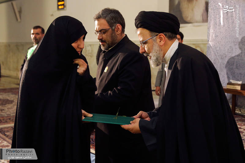 عکس/ اولین خادم رسمی بانو در آستان قدس رضوی