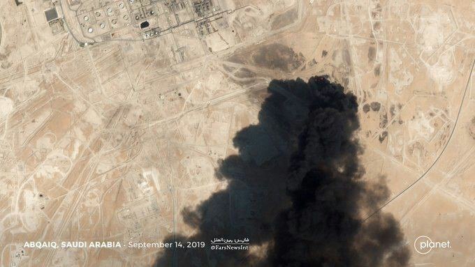 تصویر ماهواره‌ای از دود ناشی از حمله پهپادی یمن به عربستان + عکس