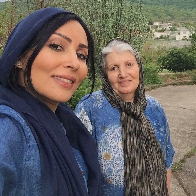 عکس سلفی بازیگر زن با مادر‌ش در شمال ! + عکس