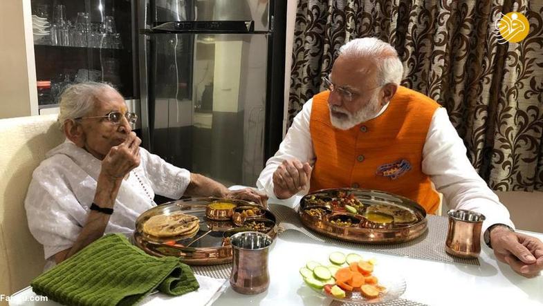 نخست وزیر ۶۹ ساله تولدش را کنار مادرش جشن گرفت + عکس