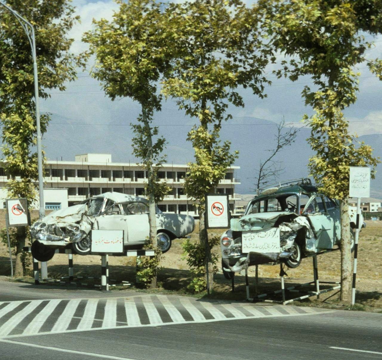 ‏نمایش خودروهای تصادفی جهت عبرت در تهران! + عکس