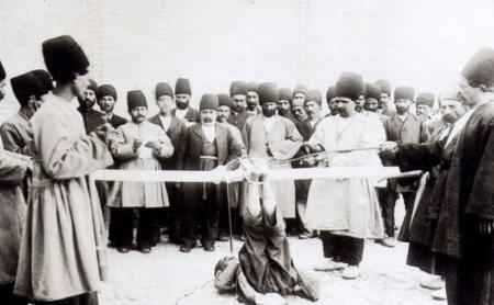 فلک کردن در عهد قاجار در ملاء عام + عکس