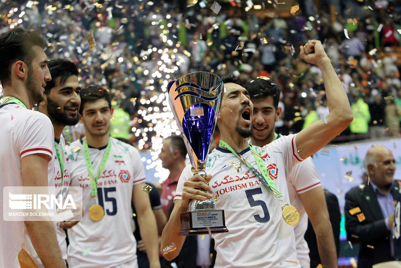 اهدای جام قهرمانی آسیا به والیبال ایران + عکس