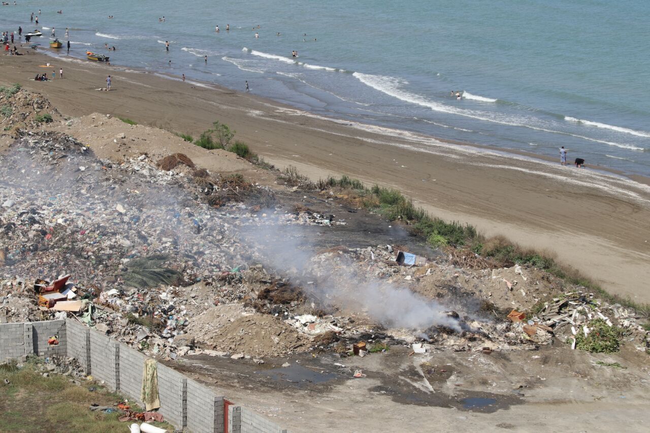 دپوی زباله در ۲۰ متری ساحل دریای خزر! + عکس