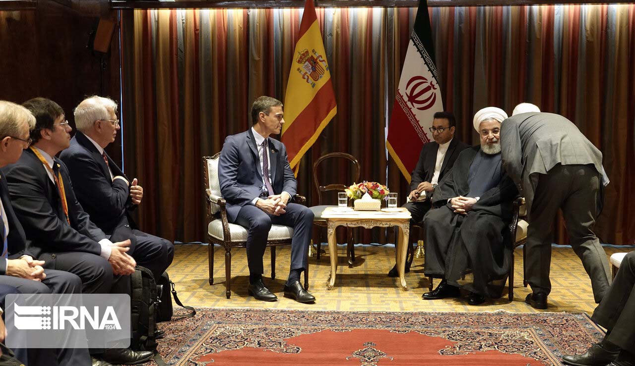 صحبت‌های در گوشی ظریف و روحانی مقابل نخست وزیر اسپانیا + عکس
