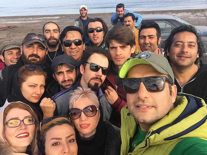 سلفی حامد کمیلی به همراه همکارانش لب دریا! + عکس