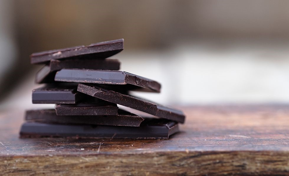 چرا باید شکلات تیره را به عنوان یک میان وعده مصرف کرد؟