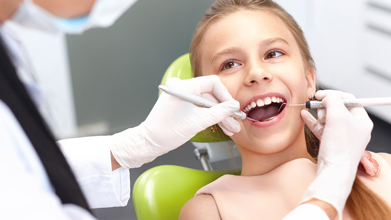 دندان‌های شیری از چه سنی می‌ریزد؟