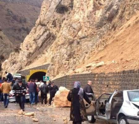 ریزش کوه روی پراید، جان یک نفر را گرفت + عکس