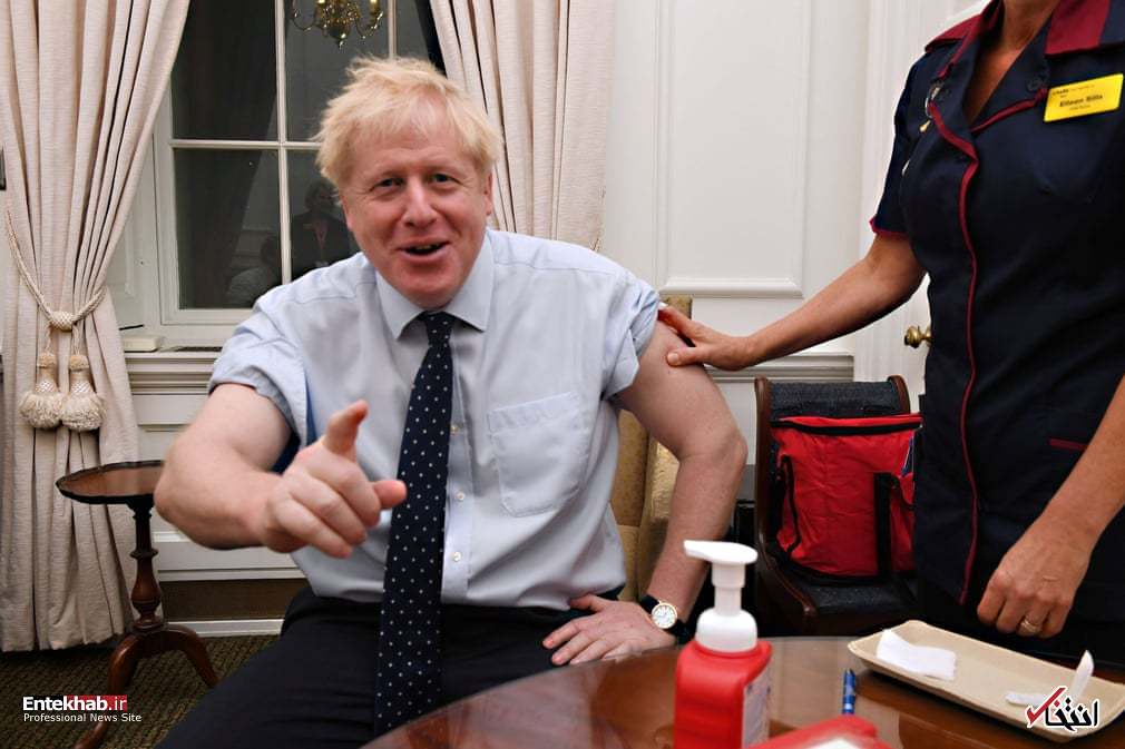 بوریس جانسون در حال زدن واکسن آنفلوانزا + عکس