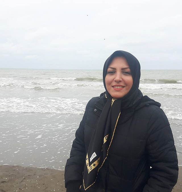 خانم مجری اخبار تلویزیون در کنار ساحل دریا! +عکس
