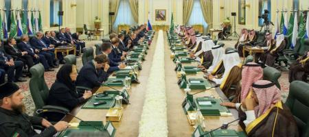 تنها ز‌ن همراه پوتین در سفر به عربستان + عکس