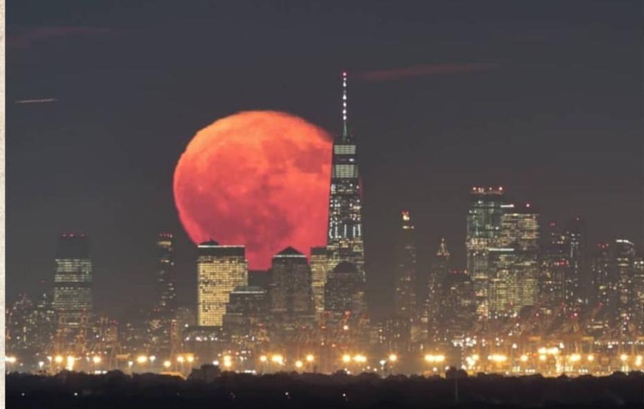 تصویر کم نظیر از ماه در میان آسمان خراش های نیویورک